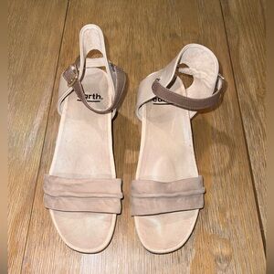 Earth Ivy Symphony Two-Tone Leather Sandals - Size 7M